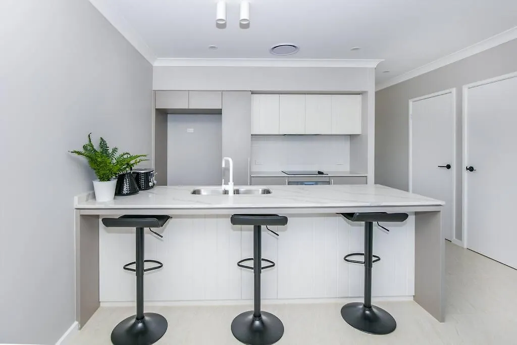 Cheerful 3 Bedroom Townhouse With Parking Gold Coast Australia