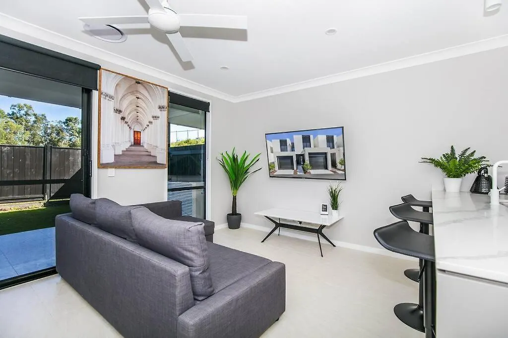 Cheerful 3 Bedroom Townhouse With Parking Gold Coast 0*,