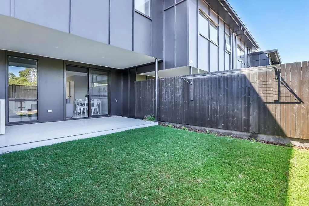 Cheerful 3 Bedroom Townhouse With Parking Gold Coast Australia