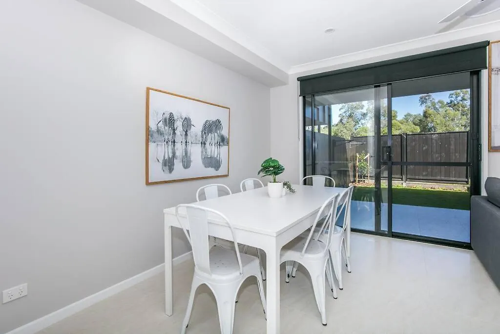 Cheerful 3 Bedroom Townhouse With Parking Gold Coast