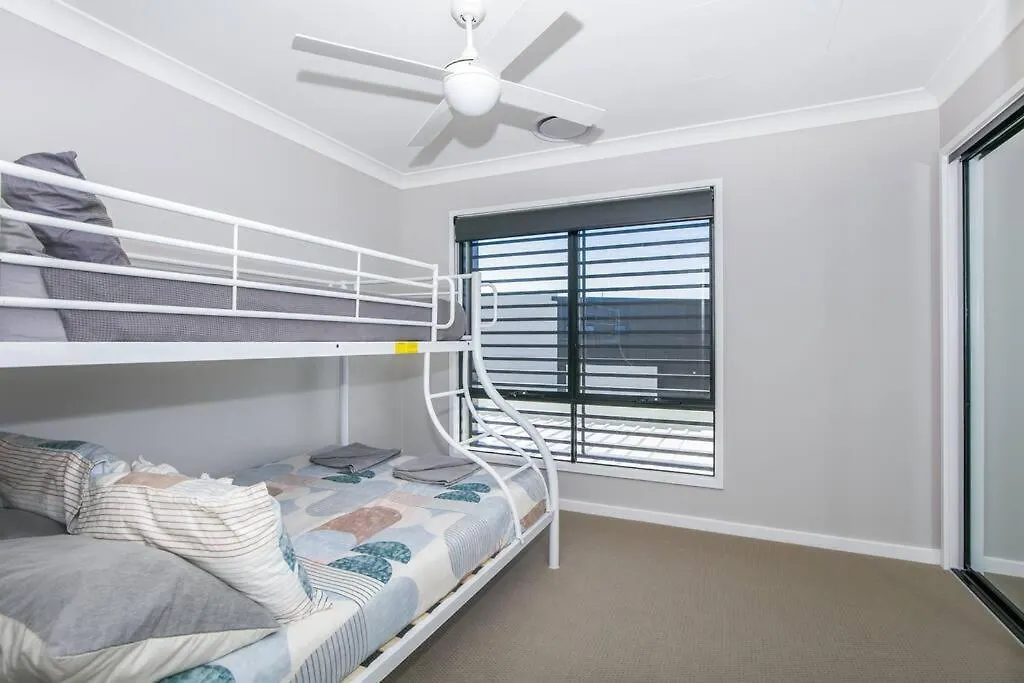 Cheerful 3 Bedroom Townhouse With Parking Gold Coast